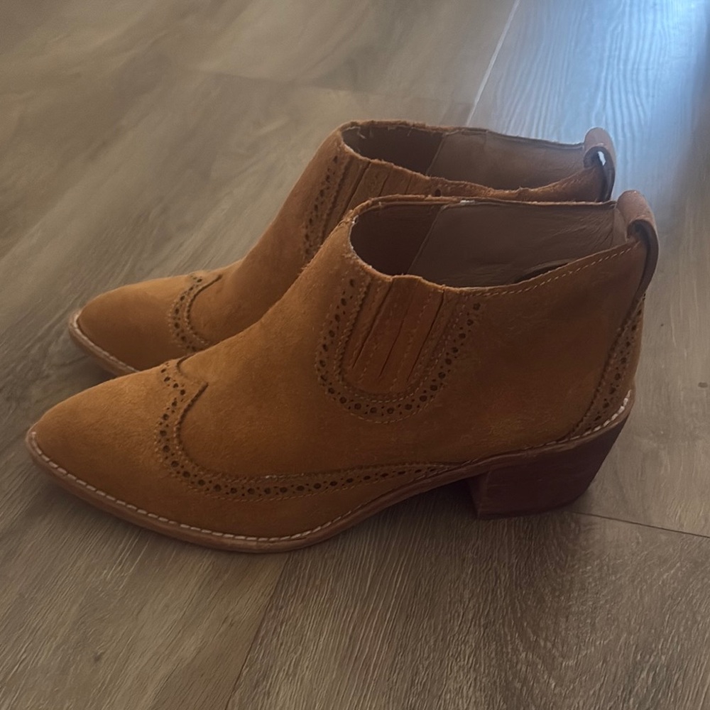 Madewell Tan Ankle Booties with Minimalist Design